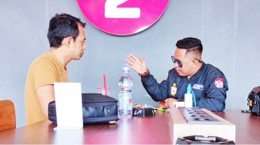 Tokoh Pemuda Desa Pasir, Mempawah, Herman Habibullah (jaket hitam) dan Anggota DPRD Kabupaten Mempawah, Choirussaib.