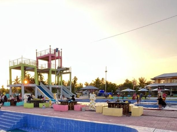 MANDI -Banyak pengunjung mandi di Kolam Berenang Dian Kusuma, Dusun Sempadung, Desa Segedong, Kecamatan Tebas, Kabupaten Sambas, Minggu 13 Juli 2025/Foto Jejaring