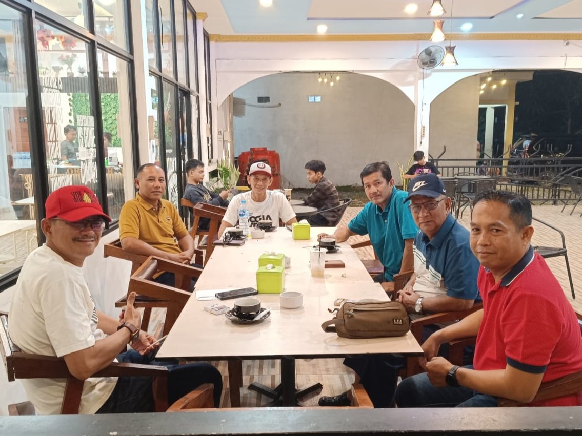Anggota DPRD Kabupaten Sambas Dapil II silaturahmi dengan Kapolsek Tebas dan jajaran.