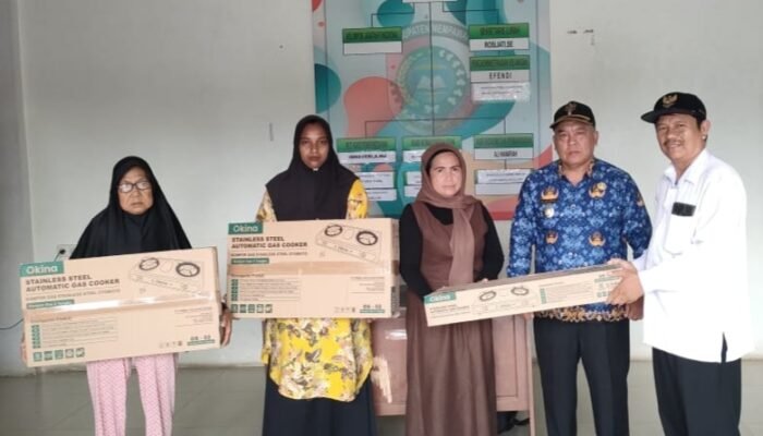 Ketua Baznas Mempawah Serahkan Bantuan Kompor Gas untuk Korban Kebakaran di Gang Nelayan