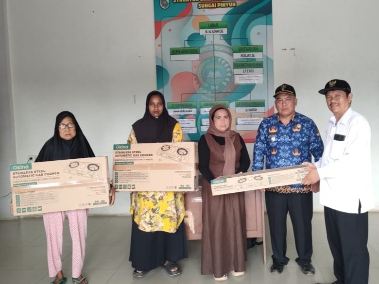 Baznas Kabupaten Mempawah, menyerahkan bantuan kompor gas kepada keluarga terdam kebaka di Gang Nelayan, Sungai Pinyuh, Kamis 17 Juli 2025.