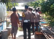 Polisi mendatangi TKP seorang pemancing udang asal Pontianak meninggal di atas sampan.