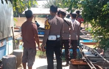 Polisi mendatangi TKP seorang pemancing udang asal Pontianak meninggal di atas sampan.