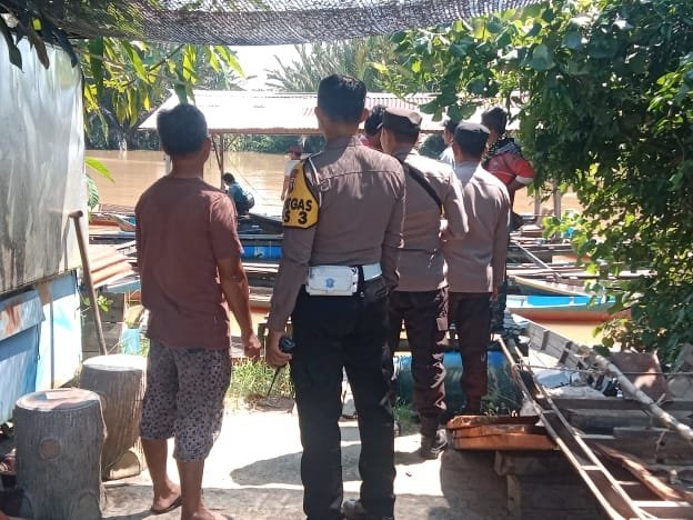 Polisi mendatangi TKP seorang pemancing udang asal Pontianak meninggal di atas sampan.