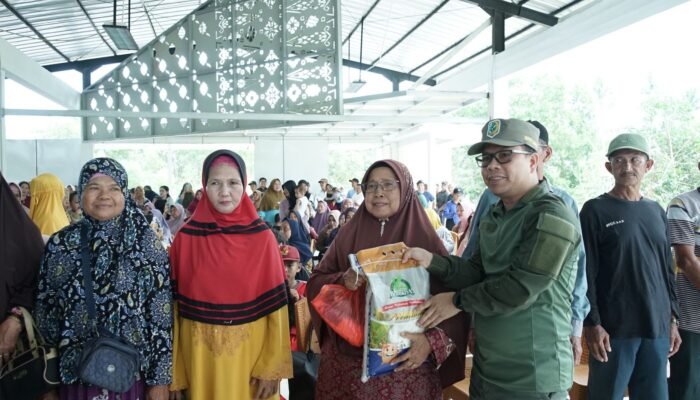 Kendalikan Inflasi, Pemkab Sambas Gelar Pasar Murah di Temajuk yang Dibuka Langsung oleh Bupati Satono