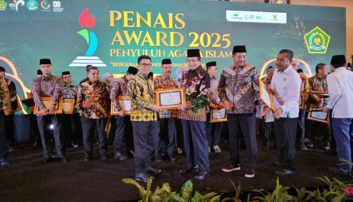 Apresiasi atas Dukungan Bagi Penyuluh Agama, Bupati Sambas Terima Penghargaan dari Menteri Agama RI