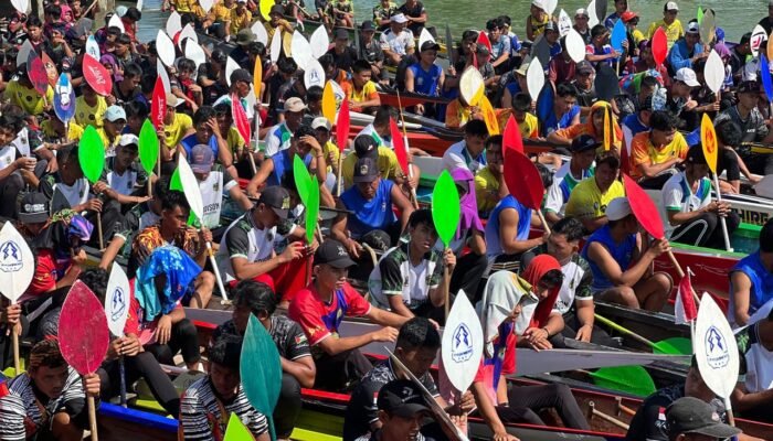 Meriahkan HUT ke-80 RI, Nurmaya Dewi Melalui Disparpora Sambas Gelar Lomba Sampan Bidar di Muara Selakau