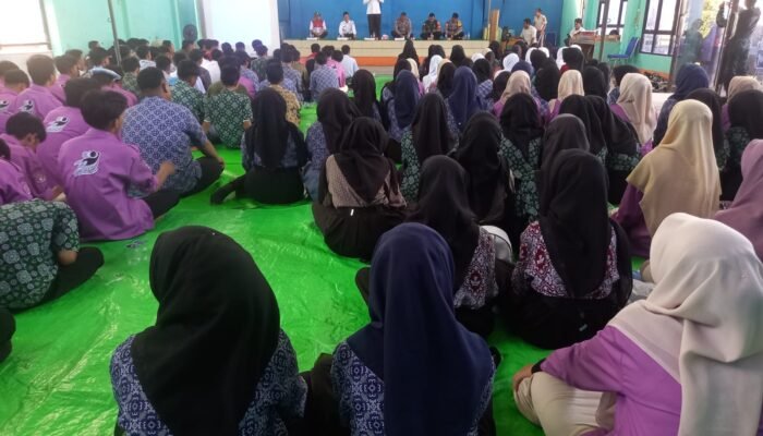 Tingkatkan Pemahaman Pemuda akan Tata Tertib Berlalu Lintas, Pemdes Merpati Gelar Bimtek Kepemudaan