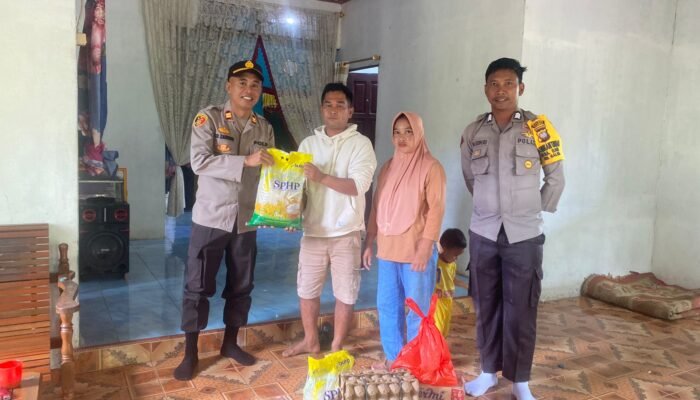 Peduli Korban Kebakaran di Galing, Kapolsek Serahkan Bantuan Sembako
