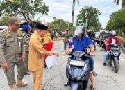 Bangkitkan Semangat Nasionalisme, Wakil Bupati Mempawah Bagikan Bendera Merah Putih kepada Masyarakat
