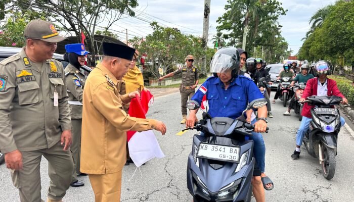 Bangkitkan Semangat Nasionalisme, Wakil Bupati Mempawah Bagikan Bendera Merah Putih kepada Masyarakat