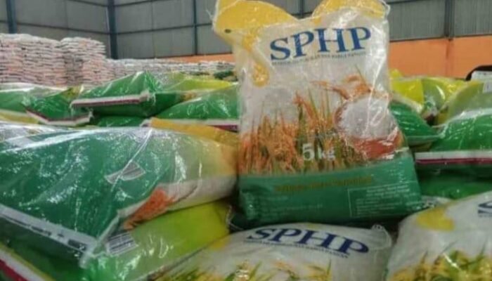 Diskumindag Sambas Tinjau Langsung Gudang Distributor Beras, Pastikan Pasokan di Pasar Aman