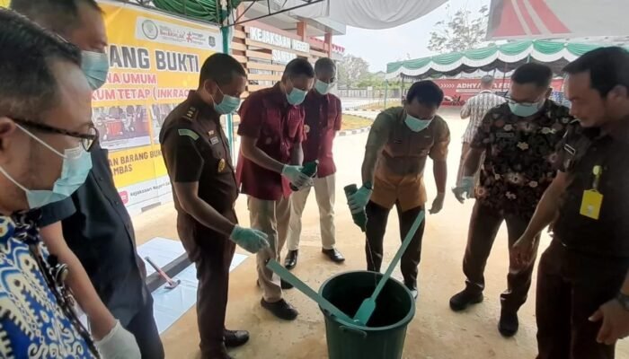 Kejari Sambas Musnahkan Barang Bukti 39 Perkara Pidana dari Narkotika hingga Uang Palsu