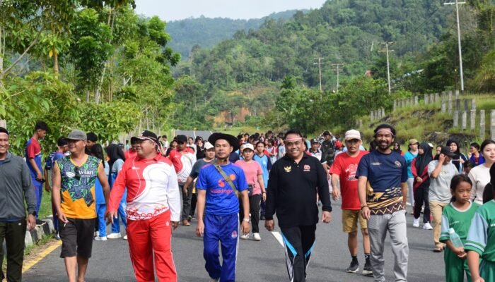 Ribuan Masyarakat Sajingan Besar Meriahkan Jalan Sehat Berhadiah dan Cek Kesehatan Gratis