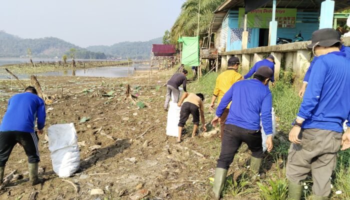 Pokdarwis Paggong Sebedang Edukasi Masyarakat Agar Tak Buang Sampah di Danau