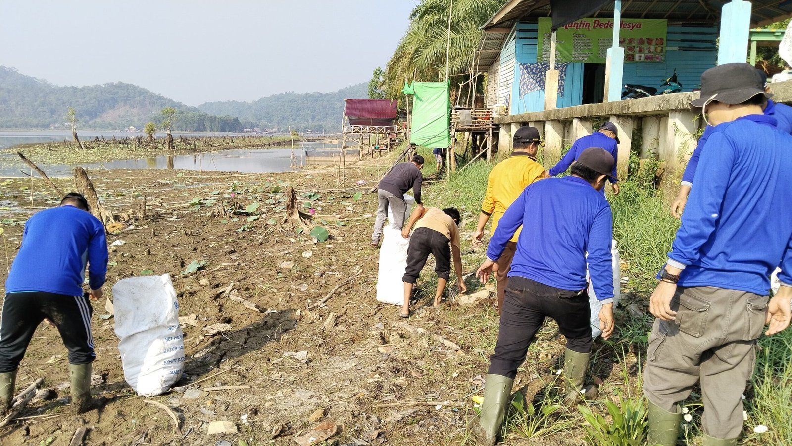 Pokdarwis Paggong Sebedang Edukasi Masyarakat Agar Tidak Buang Sampah di Danau