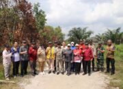 Bupati Mempawah, Erlina dan rombongan saat meninjau lokasi Sekolah Rakyat di Toho Ilir.