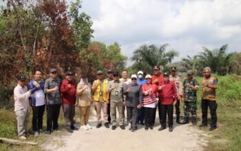 Bupati Mempawah, Erlina dan rombongan saat meninjau lokasi Sekolah Rakyat di Toho Ilir.
