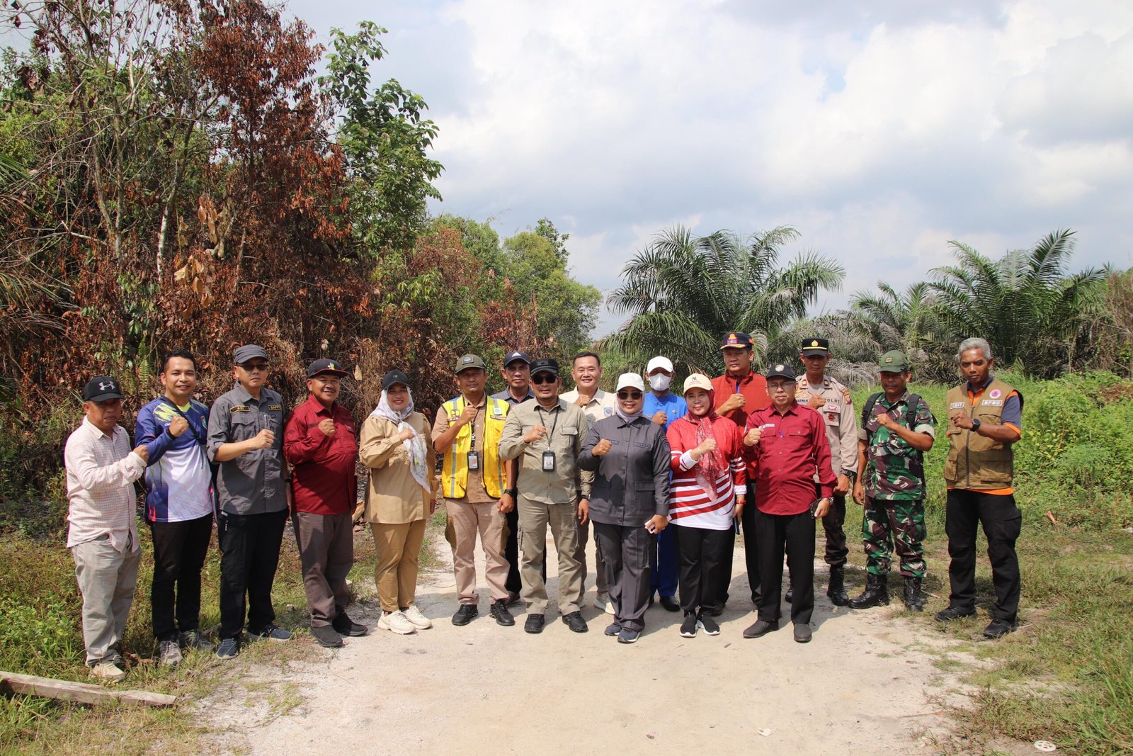 Bupati Mempawah, Erlina dan rombongan saat meninjau lokasi Sekolah Rakyat di Toho Ilir.