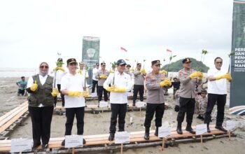 Kapolri dan Menteri LH tanam mangrove di Kabupaten Mempawah.