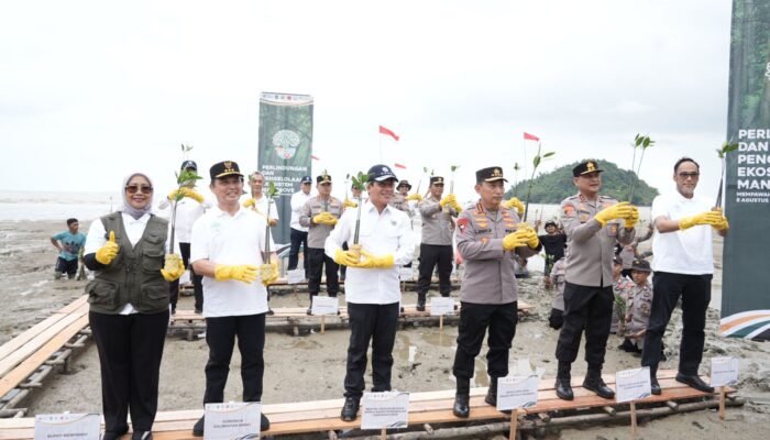Kapolri dan Menteri LH Tanam Mangrove di Mempawah, Bupati Erlina Beri Dukungan Penuh 