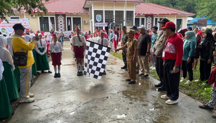 Camat Sungai Pinyuh Lepas Peserta Gerak Jalan HUT RI ke-80