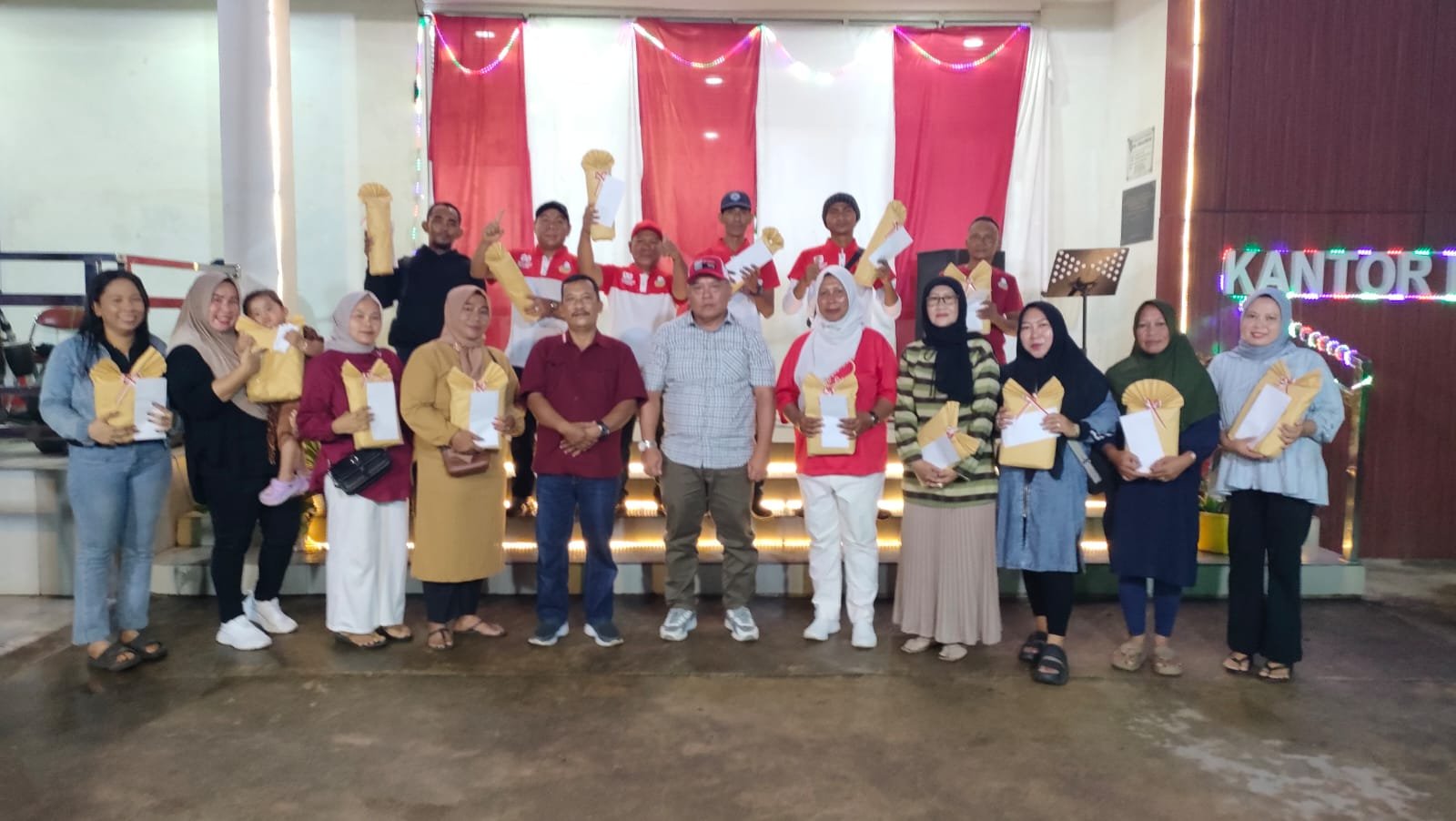 Penutupan perlombaan HUT RI ke-80 di Kelurahan Sungai Pinyuh.