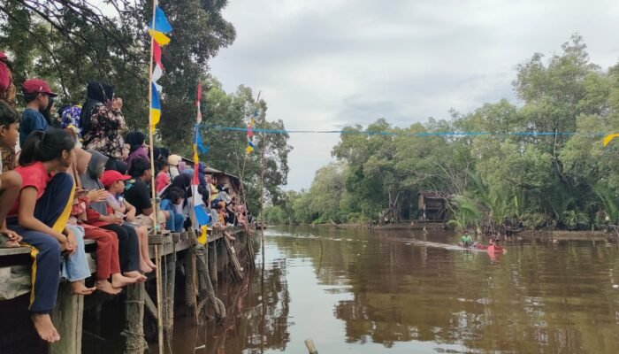 Lomba Sampan Warga Pancasila Laut Meriahkan HUT RI di Sungai Pinyuh