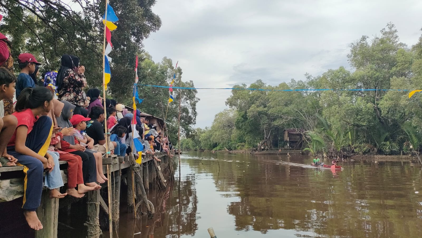 Suasana lomba sampan di Pancasila Laut Sungai Pinyuh.