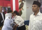 Bupati Erlina menyerahkan remisi kepada warga binaan Rutan Mempawah.