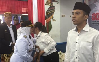 Bupati Erlina menyerahkan remisi kepada warga binaan Rutan Mempawah.