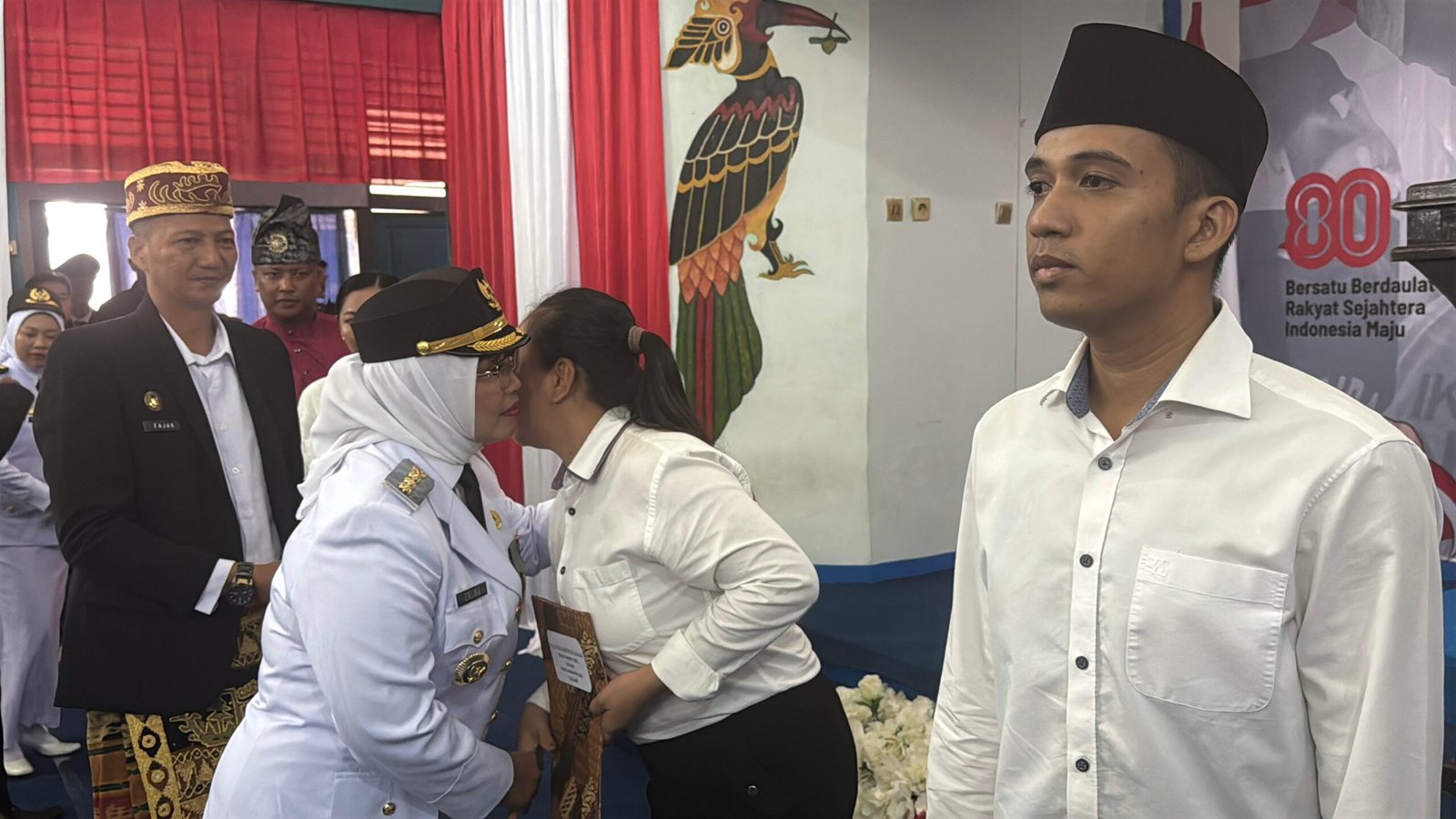Bupati Erlina menyerahkan remisi kepada warga binaan Rutan Mempawah.