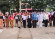 Para pemain teater kolosal berfoto bersama Camat Sungai Pinyuh, Ibrahim Mahras.