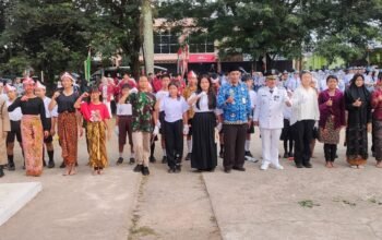 Para pemain teater kolosal berfoto bersama Camat Sungai Pinyuh, Ibrahim Mahras.