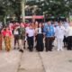 Para pemain teater kolosal berfoto bersama Camat Sungai Pinyuh, Ibrahim Mahras.