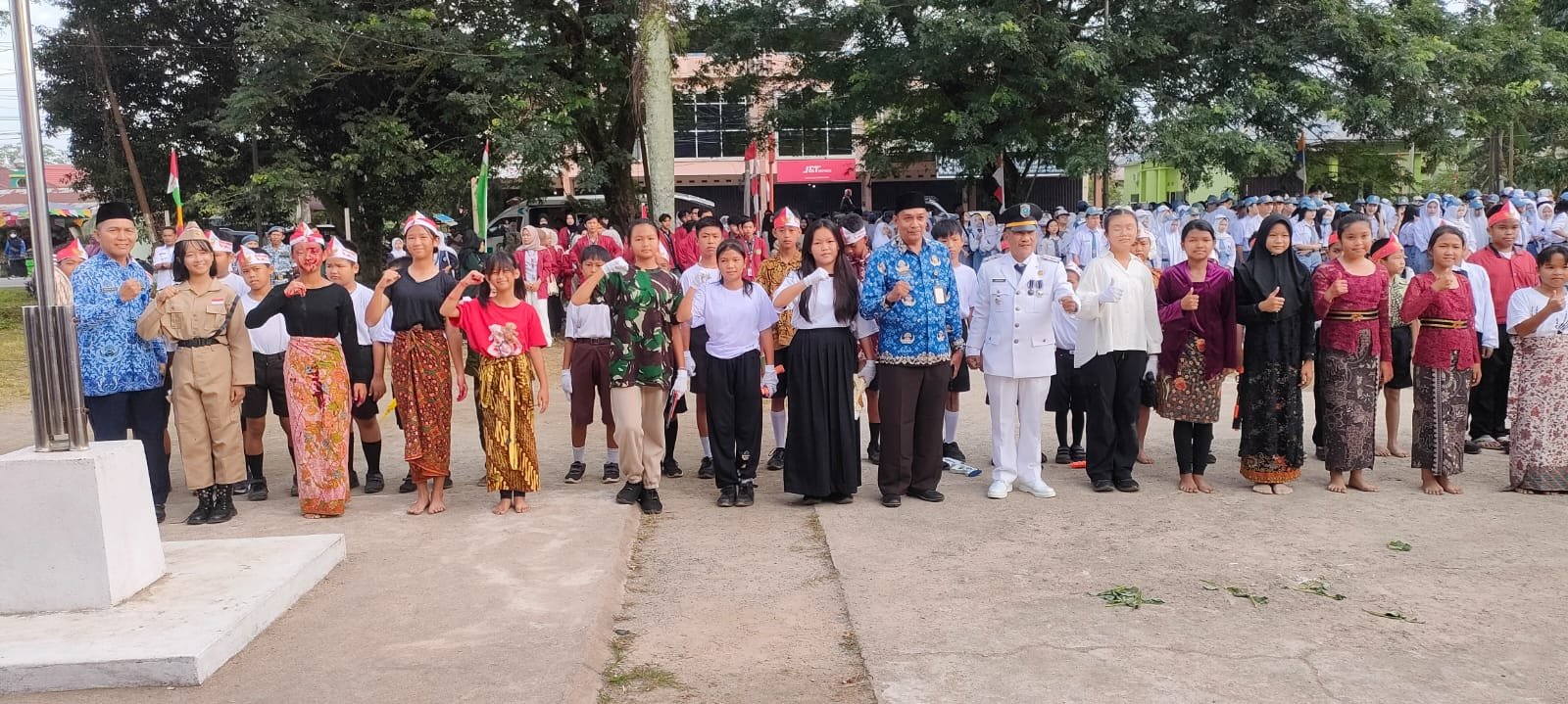 Para pemain teater kolosal berfoto bersama Camat Sungai Pinyuh, Ibrahim Mahras.