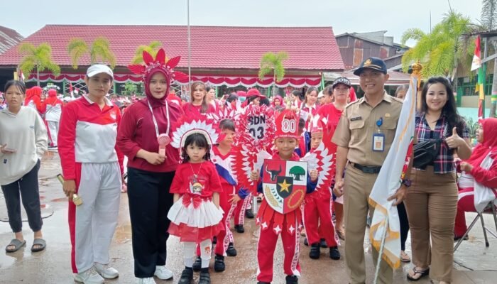 SDN 03 Sungai Pinyuh Gelar Jalan Santai Meriahkan HUT ke-80 RI