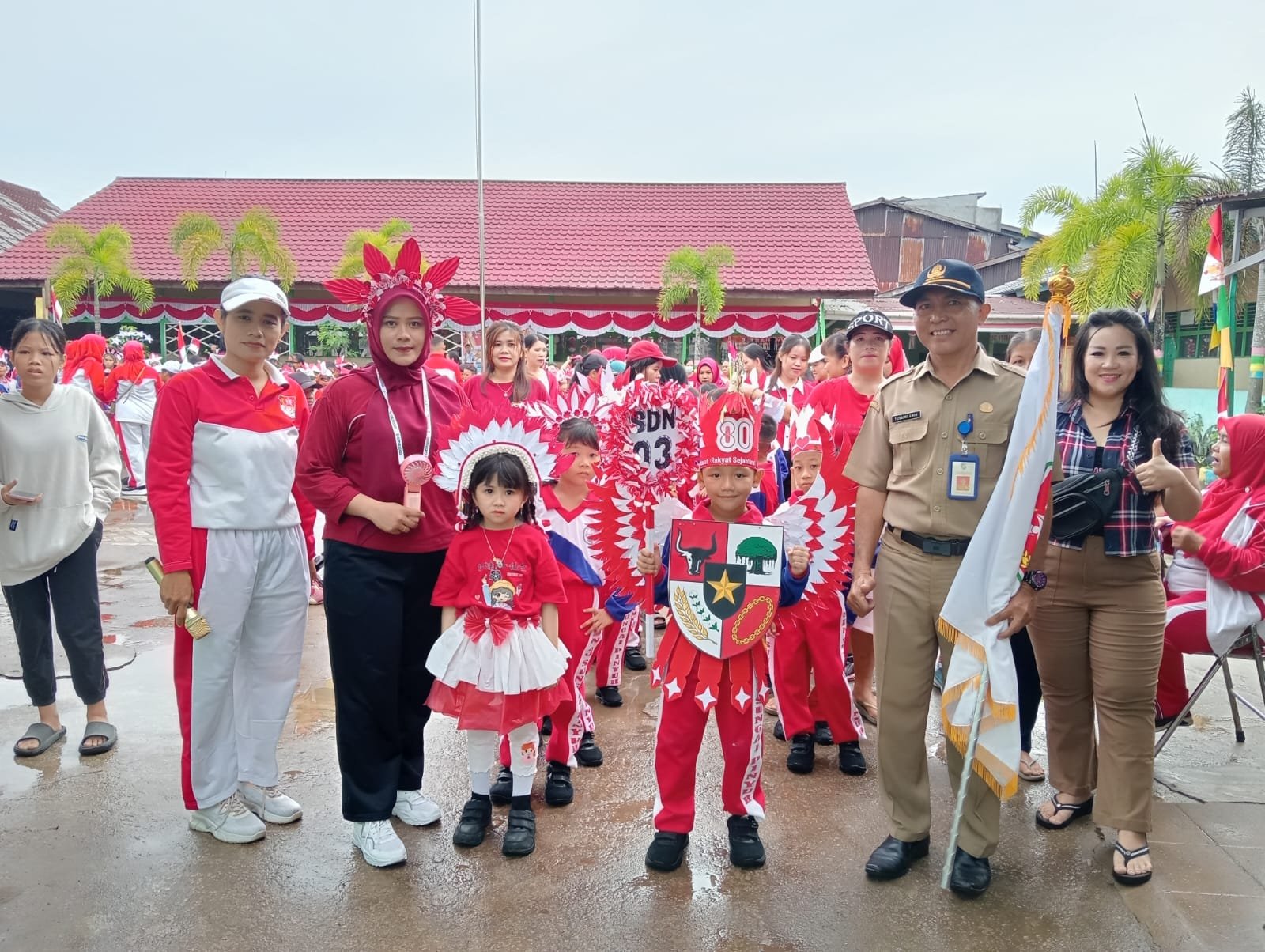 Momen jalan santai SD Negeri 03 Sungai Pinyuh.