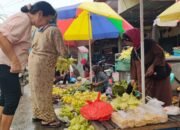 Orang membeli ketupat menjelang tradisi robo-robo besok di Pasar Pagi Sungai Pinyuh.