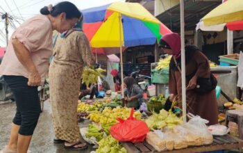 Orang membeli ketupat menjelang tradisi robo-robo besok di Pasar Pagi Sungai Pinyuh.