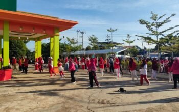 Senam massal di Puskesmas Sungai Pinyuh.