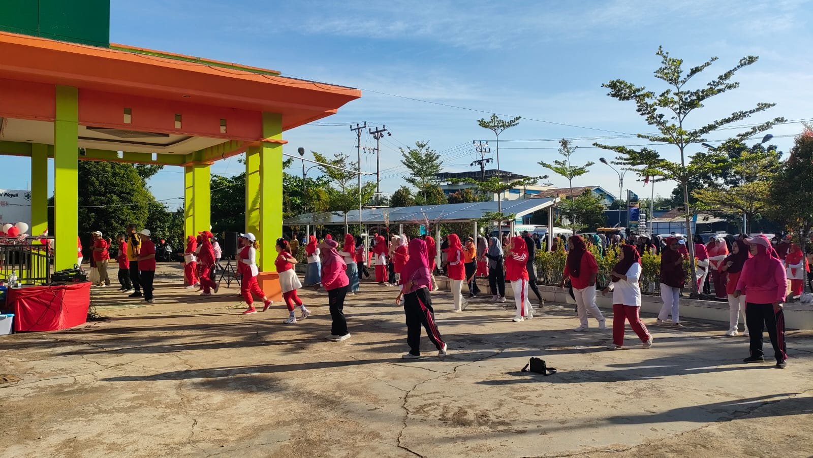 Senam massal di Puskesmas Sungai Pinyuh.