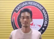 Tersangka RD yang ditangkap membawa 8 paket sabu di Jalan Raya Sungai Batang, Kecamatan Sungai Pinyuh, Kabupaten Mempawah, Kamis 7 Agustus 2025.