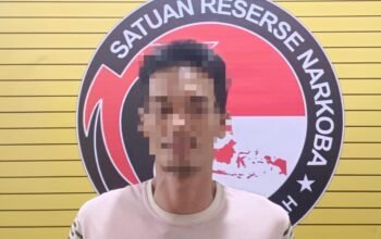 Tersangka RD yang ditangkap membawa 8 paket sabu di Jalan Raya Sungai Batang, Kecamatan Sungai Pinyuh, Kabupaten Mempawah, Kamis 7 Agustus 2025.