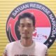Tersangka RD yang ditangkap membawa 8 paket sabu di Jalan Raya Sungai Batang, Kecamatan Sungai Pinyuh, Kabupaten Mempawah, Kamis 7 Agustus 2025.