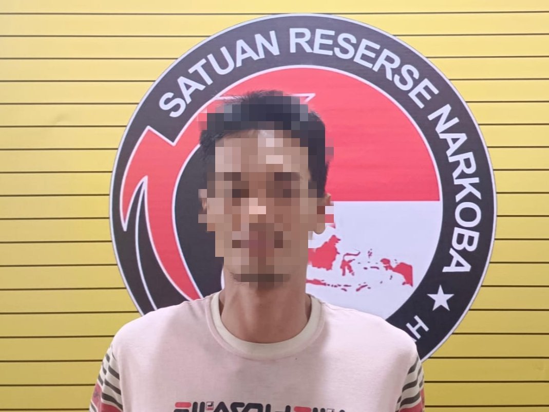 Tersangka RD yang ditangkap membawa 8 paket sabu di Jalan Raya Sungai Batang, Kecamatan Sungai Pinyuh, Kabupaten Mempawah, Kamis 7 Agustus 2025.