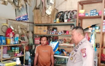Anggota Polsek Sungai Pinyuh datangi TKP bengkel motor yang dibobol maling di Jalan Raya Sungai Batang.