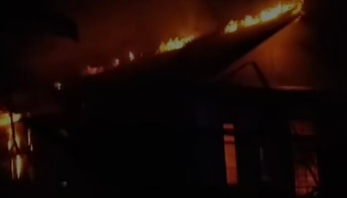 Satu Unit Rumah di Desa Seranggam Selakau Timur Ludes Terbakar Saat Ditinggal Pemiliknya ke Rumah Tetangga