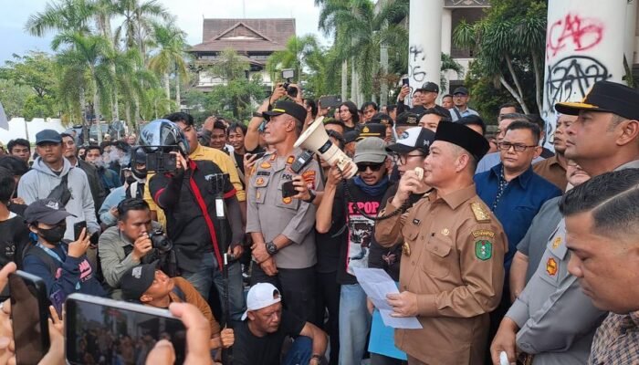 Gubernur Norsan Hadir Langsung di Tengah Ratusan Massa untuk Serap Aspirasi Mahasiswa