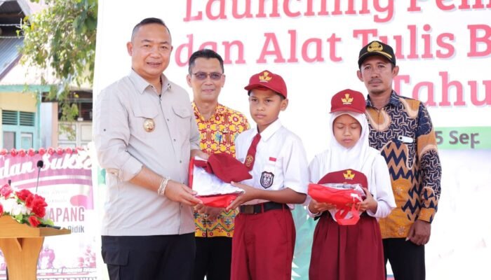 Pemkab Ketapang Bagikan Seragam dan Alat Tulis Gratis untuk 8.500 Siswa